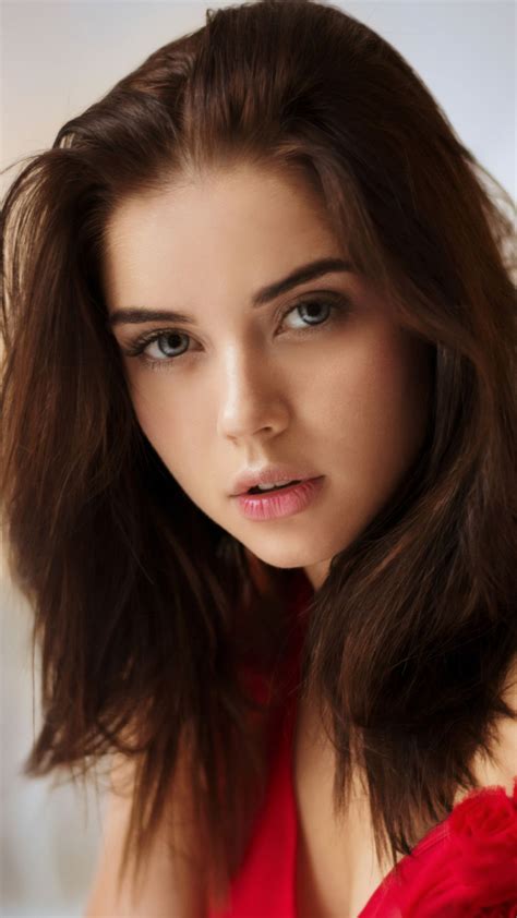 '21 naturals petite brunette' Search .